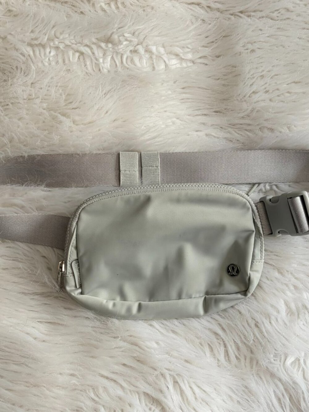 Share lululemon Everywhere Light Grey Belt Bag Fanny Pack with Crossbody Strap
